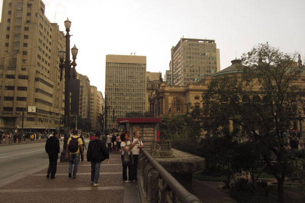 Die Teebrücke (Viaduto do Chá) im Zentrum von São Paulo. Hier versuchte man uns mit dem "Erst-bespritz-ich-dich-und-später-helf-ich-dir-Trick" zu bestehlen. Aber "not in our house"!