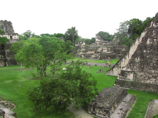 Gran Plaza mit Templo II (links) und Templo I (rechts).