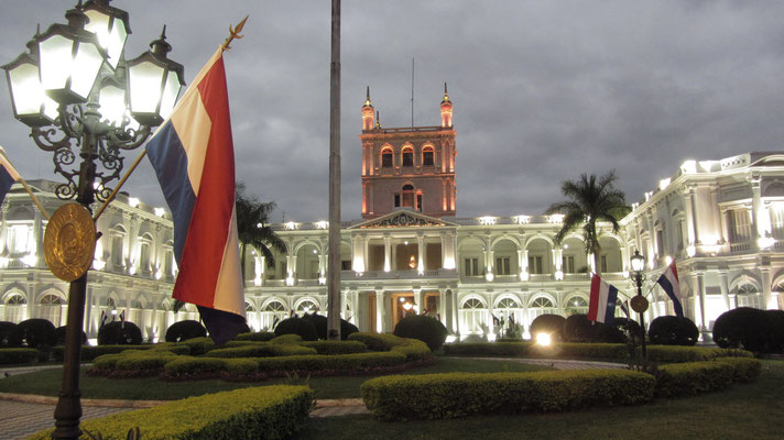  Der heutige Regierungspalast wurde von Francisco Solano López als Wohnsitz errichtet, daher auch sein anderer Name Palacio de los López.