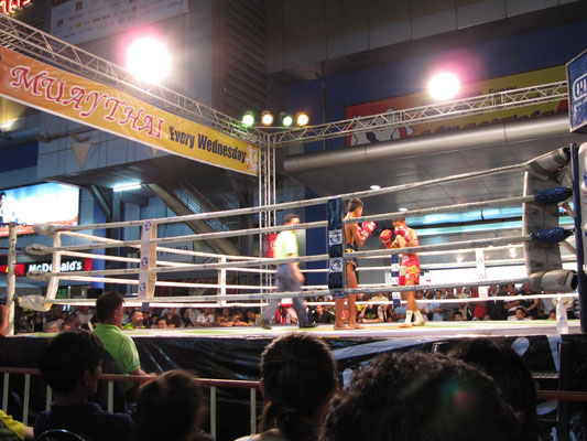 Muay Thai, also Thaiboxen.