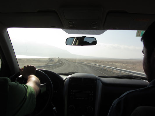 Auf der Fahrt zum Strand mit unseren Freunden.