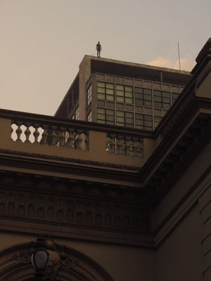 Gormley hatte sein "Event Horizon" Projekt zuvor in London und New York ausgestellt, was zu ähnlichen Verstörungen einiger Zivilisten führte.