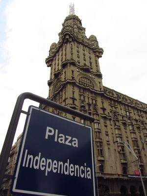 Der Palacio Salvo ist heute ein Wahrzeichen Montevideos. Der 12. Oktober 1928 war der offizielle Tag der Einweihung. Mit einer Höhe von 105 m war das markante Gebäude im Stil des Art déco bis 1935 das höchste Bauwerk in Südamerika.