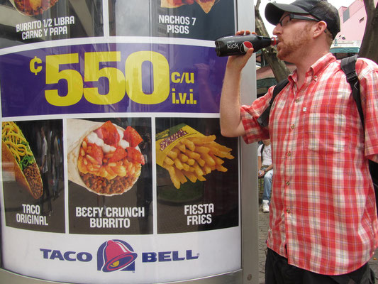 Taco Bell. Die Ticos fressen zu viel Junkfood. Keine Frage. - Pepsi Kick Trinker.