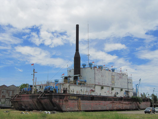 Die PLTD Apung 1 ist ein Elektrogeneratorschiff in Banda Aceh, Sumatra, Indonesien, das zu einer Touristenattraktion geworden ist.