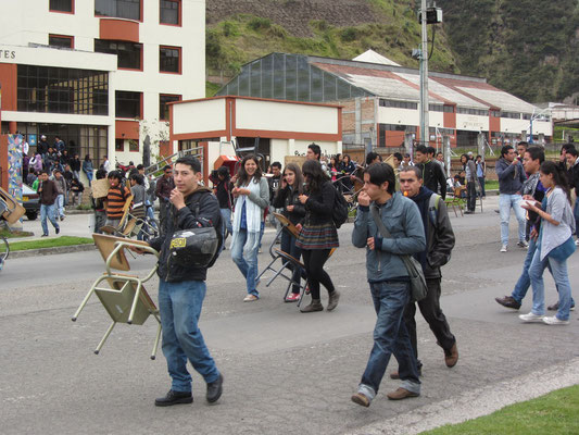 Studentendemo vor der Uni unserer Gastgeberin.