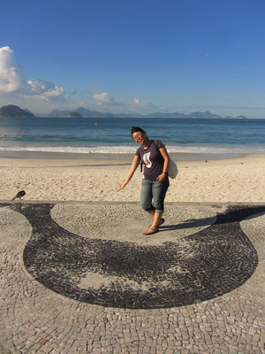 Hinweis auf das unverkennbare Copacabana-Trottoir-Muster.