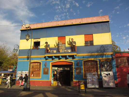 Leider sind die Hauptstraßen von Boca heute viel zu touristisch. Alles kostet und sobald die Verkaufstische hochgeklappt werden, wird's sogar richtig gefährlich. Kein Viertel für eine nächtliche Wanderung.