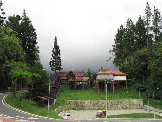 Auffahrt zum Eingamngsbereich des Mt. Kinabalu.