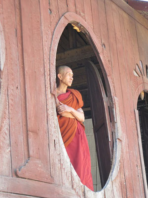 Ein Mönch in einem Teakholzkloster vor den Toren Nyaung Shwes.