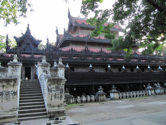 Das Shwenandaw Kloster ist das einzige Gebäude des ehemaligen Mandalay Palastes, das bei dem vernichtenden Brand keinen Schaden nahm. Heute steht es außerhalb des Palastgeländes..