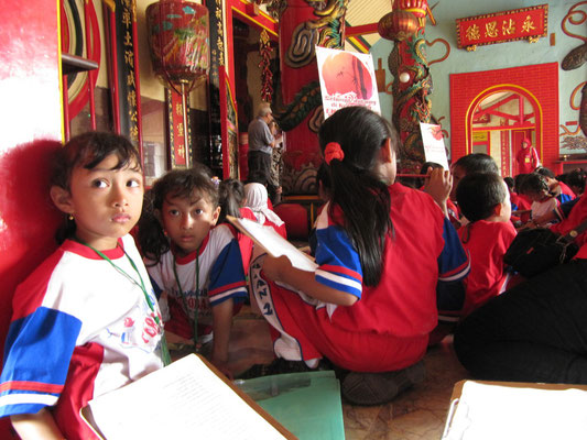 Besuch einer Schulklasse. (Eng-An-Kiong-Tempel)