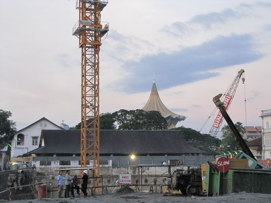 Großbaustelle. (im Hintergrund das DUN)