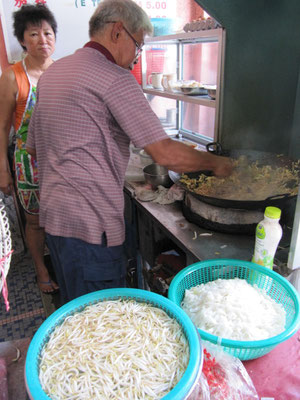 Penangs weltbekanntes "Sister's Char Koay Teow"-Restaurant mit wahrhaftig fantastischem Essen. Viele malaysische Prominente haben hier schon vor uns gegessen.