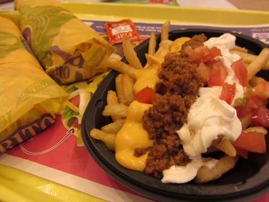 Taco Bell's Chilli-Cheese-Fries mit Sour Cream und Tomatensalsa.