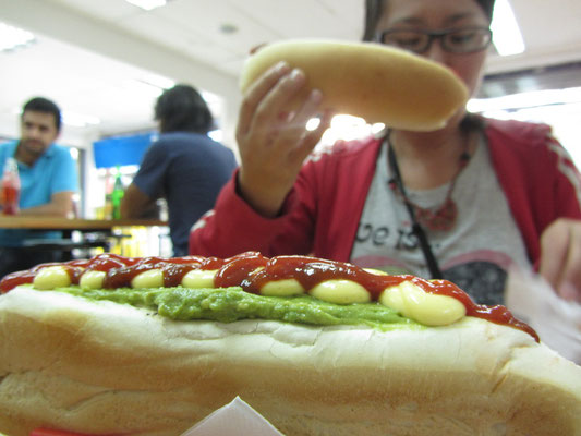 Ein Completo. In Chile gibt es eine besonders üppige Variante des Hot Dogs. Zusätzlich zur obligatorischen Wurst im Brötchen werden dauemendick Avocadocreme und Mayonnaise gestrichen.