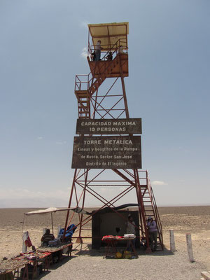 Nazcalinien-Mirador - man kann die Nazcalinien auch ohne Flugzeug besichtigen und zwar 20 km vor Nazca. Dort hat Maria Reiche einen Turm errichtet. Er ist ca. 10 m hoch, der Eintritt ist 1 Sol.