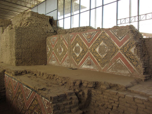 Die Bedeutungen dieser komplexen Bilder sind weitgehend ungeklärt. Einige Darstellungen ähneln denen in einem anderen wichtigen Zeremonialzentrum der Moche, in der Huaca del Brujo im Chicama-Tal nördlich von Trujillo.