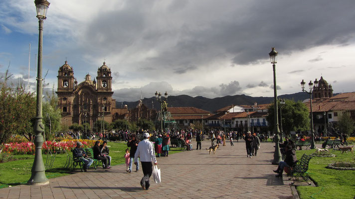 Plaza de ArmasPlaza de Armas. Der wohl bekannteste Platz Cuscos wird gesäumt von Kirchen, Restaurants, Läden und Bars. Er ist ein imposantes Stückchen Stadt, sollte nachts aber besser gemieden werden.