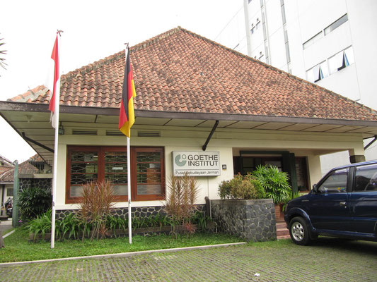 Das Goethe Institut in Bandung. Haben gleich mal reingeschaut. Keiner gemerkt, dass ich Deutscher bin.