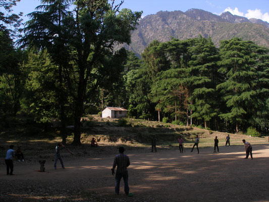 Auch wenn Mcleod Ganj fest in exil-tibetischer Hand ist, liegt die Sadt immer noch in Indien. Also wird auch hier Cricket gespielt.