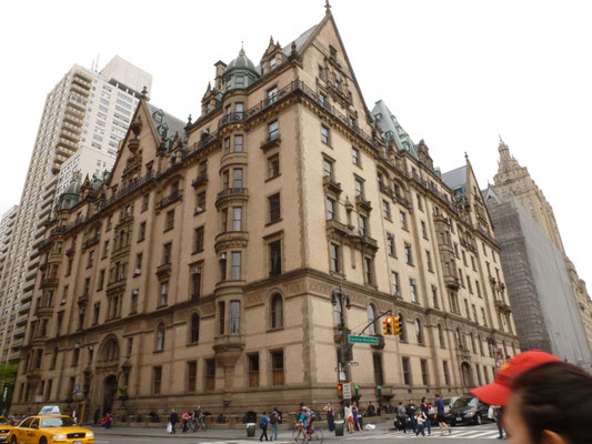 The Dakota (auch Dakota Building genannt) ist ein exklusives, traditionsreiches Appartementhaus in New York City, an der Ecke 72nd Street und Central Park West. Hier vor dem Eingang wurde John Lennon erschossen.