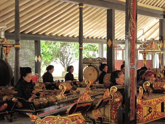 Musizierende im Kraton.