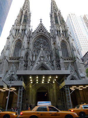 Die St. Patrick’s Cathedral ist die größte im neugotischen Stil erbaute Kathedrale in den Vereinigten Staaten. Sie befindet sich an der 50th Street und der Fifth Avenue in Manhattan, direkt gegenüber dem Rockefeller Center. 