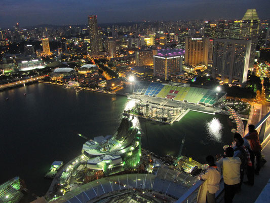 Marina Bay bei Nacht vom Skypark aus.