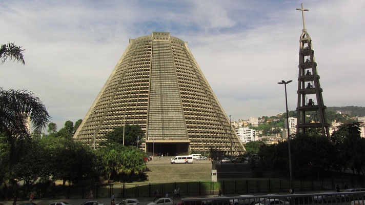 Die modernistische Catedral Metropolitana von Rio heißt mit vollem Namen eigentlich Catedral de São Sebastião do Rio de Janeiro. Sie ist nach dem Patron der Stadt benannt und wurde 1979 fertiggestellt.