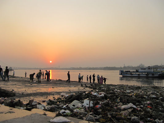 Ritueller Müll. (Babu-Ghat)