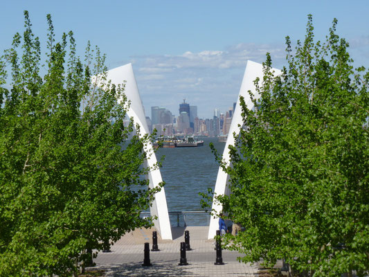 Die Skulptur wurde zum Gedenken an die 274 Bewohner von Staten Island unter den Opfern der Terroranschläge des 11. September 2001 sowie des Bombenanschlages auf das World Trade Center 1993 errichtet.