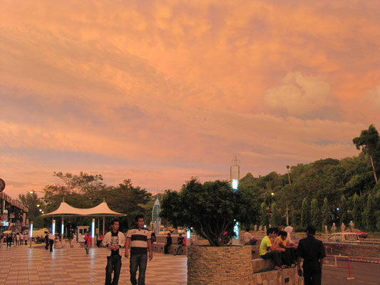 Sonnenuntergang vor dem Bintang Megamall Shopping Complex.