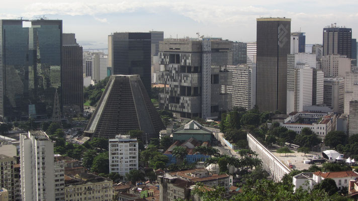 Blick von Santa Teresa auf die Kathedrale und die umliegenden Geschäftsgebäude.