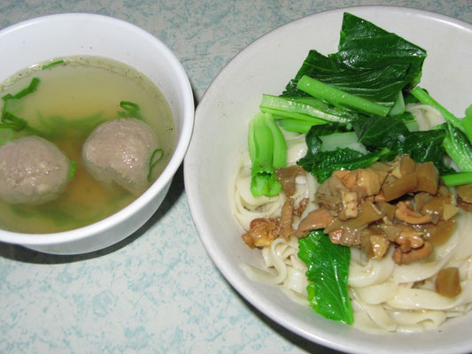 Mie Ayam Bakso. Ich fasse zusammen: Nudeln + Huhn + leckere Fleischbällchen. Hier in der Konstellation Nudeln mit Suppe und nicht Nudeln in der Suppe.