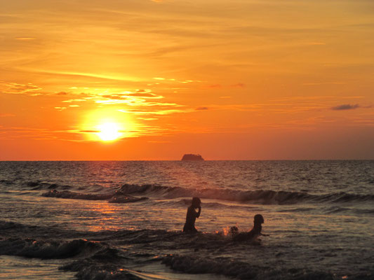 Sonnenuntergang an unserem Hausstrand.