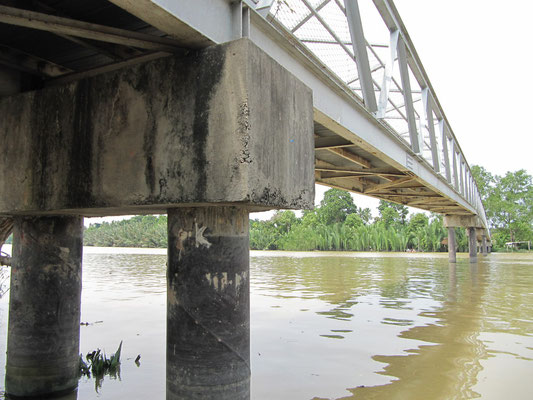 Brücke über den "Shrimp-Fluß".