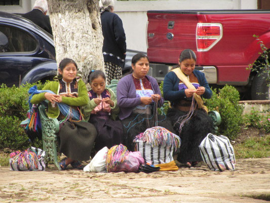 Auf dem Parque Central verkaufen viele indigene Frauen aus den umliegenden Dörfern ihre Handarbeiten.