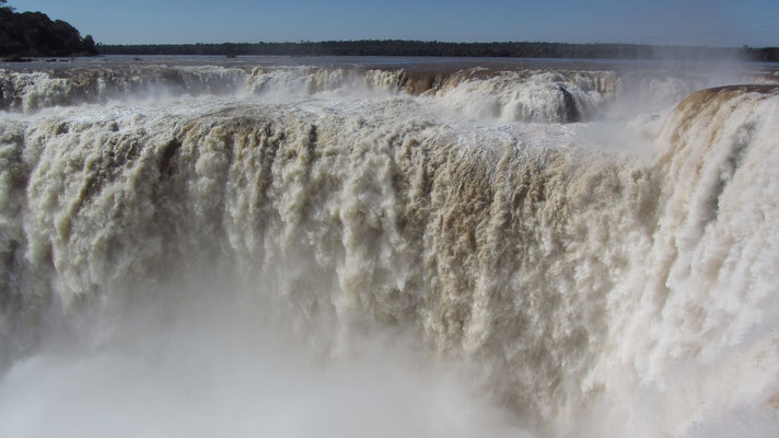  Das umgangssprachlich Garganta del Diablo (spanisch) beziehungsweise Garganta do Diabo (portugiesisch) oder „Teufelsschlund“ genannte Wasserfallsystem ist eine U-förmige, 150 Meter breite und 700 Meter lange Schlucht.