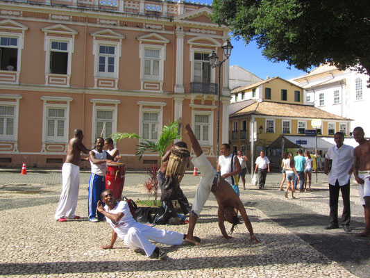 Capoeira. Zumindest für den ursprünglichen Capoeira-Stil Capoeira Angola ist Salvador das unangefochtene Zentrum. Die Stadt zieht Angoleiras aus aller Welt an, die bei der großen noch lebenden Capoeira-Meistern Unterricht nehmen.