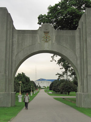 Eingang zum Istana Bukit Serene, der offizielle Residenz des Sultans des malaysischen Bundesstaates Johor. Der Palast ist der Straße von Johor zugewandt und ist in Sichtweite von Singapur. 1933 wurde der Palast fertiggestellt.