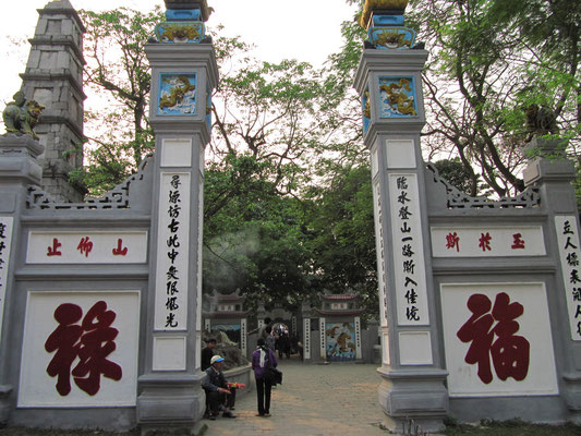 Eingang zum Ngoc Son (Jadeberg) Tempel.