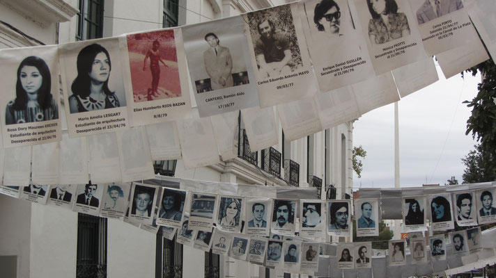 Vor dem Museum auf der Straße zeugen zahlreiche Fotografien von Vermissten von der Brutalität de Militärregimes.