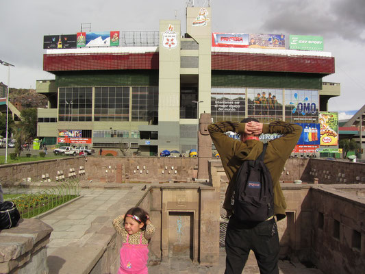 Das Estadio Hernando Siles ist der größte Sport-Komplex in der bolivischen Hauptstadt La Paz. Es fasst rund 45.000 Zuschauer und wurde zu Ehren von Hernando Siles Reyes, Präsident von Bolivien 1926 - 1930, benannt.