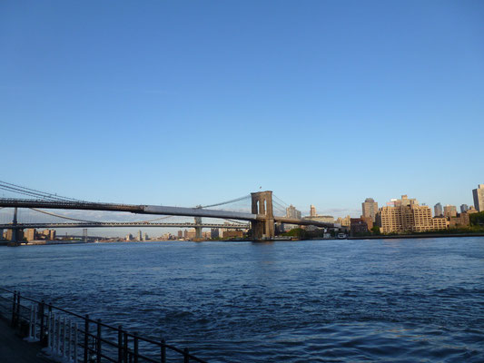 Brooklyn Bridge, dahinter die Manhattan Bridge.