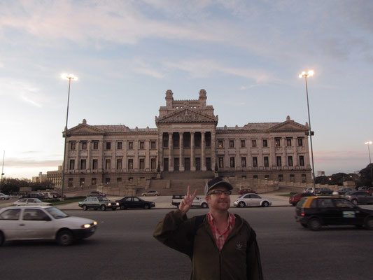 Das im neoklassizistischen Stil gehaltene Gebäude, das über eine Mauerverkleidung aus 24 verschiedenen Marmorarten verfügt, liegt am Ende der diagonal vom Plaza Entrevero zum Palacio Legislativo laufenden Av. Libertador und ist der Sitz der Legislative.