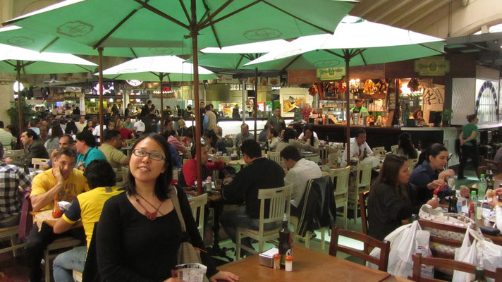 In vielen Restaurants werden brasilianische und internationale Köstlichkeiten angeboten. Die vielen Gäste zeugen von der Qualität des Essens hier.