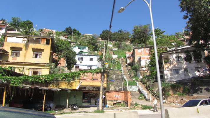 Favelas werden oft als „Stadt in der Stadt“ bezeichnet. Sie sind weitgehend unabhängig von der offiziellen Stadtverwaltung organisiert und werden oft von Drogenbossen kontrolliert. Etwa dreißig Prozent der Einwohner Rio de Janeiros leben in Favelas.