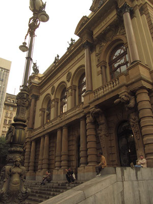 Das Theatro Municipal ist eines der Wahrzeichen der Stadt und bekannt für seine Architektur und historische Bedeutung. Das schöne Gebäude ist eines der wenigen Denkmäler des beginnenden 20. Jahrhunderts, die dem Bauboom noch nicht zum Opfer gefallen sind.