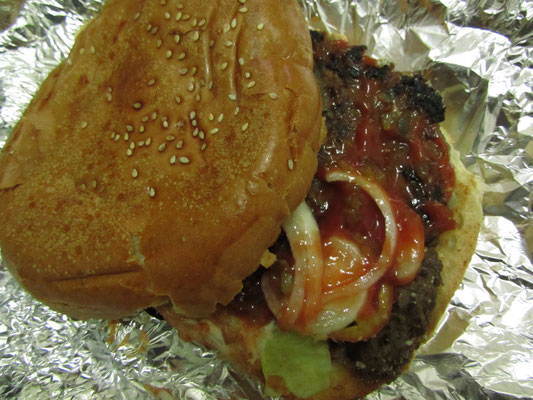 Hamburger von einem Imbisswagen (Food Truck).
